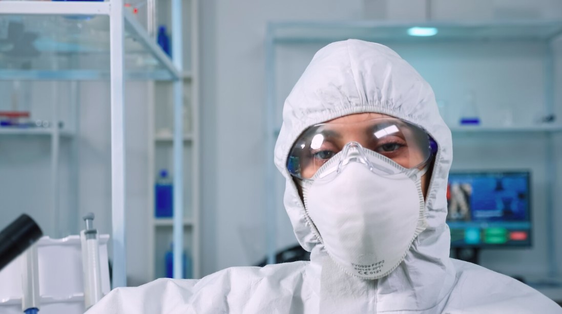Why Anti-Fog Eye Protection Is Essential in Cleanroom Environments